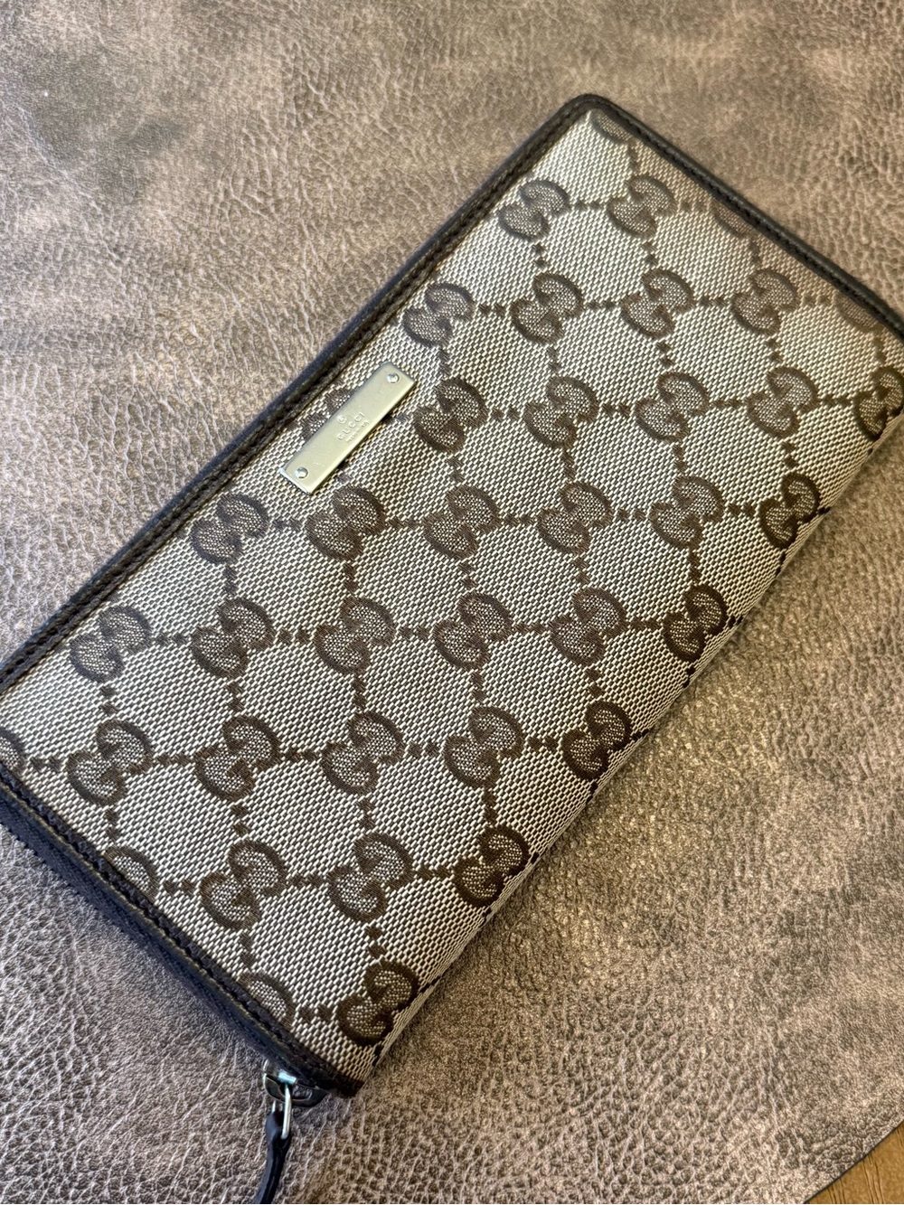 Gucci Beige Brown GG Zip Around Wallet Authentic Vintage